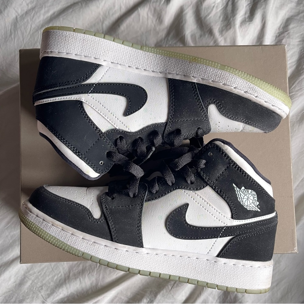 Air Jordan 1 Mid SE ‘Glow in the Dark Panda’ BQ6931-103 - Picture 2 of 4